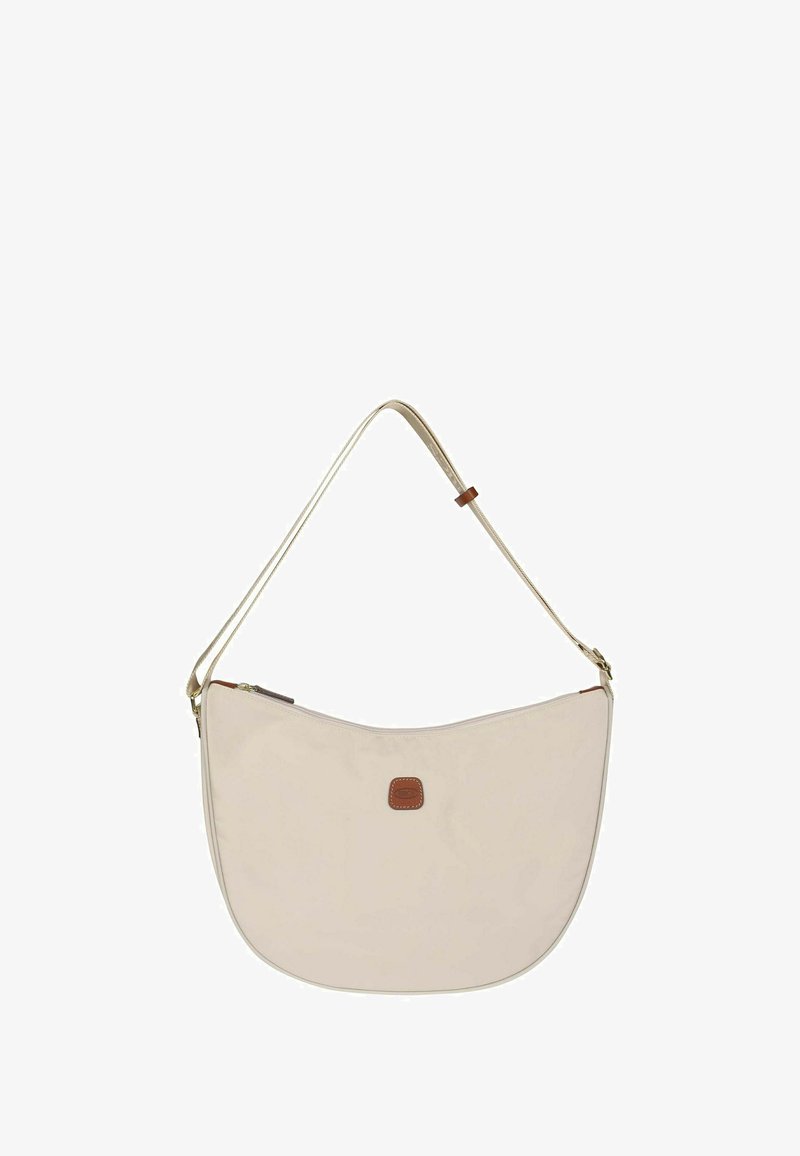 Borsa beige a mezzaluna con tracolla regolabile e piccola toppa con logo in pelle marrone al centro davanti.