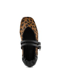 Cipele s leopard uzorkom od umjetnog krzna, s crnim kožnim detaljima, dva remena s kopčama, okruglim vrhom i mekanim elastičnim rubovima.