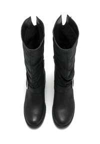 Par de botas negras hasta la mitad de la pantorrilla con punteras redondeadas, cremalleras laterales y hebillas de metal decorativas en los lados exteriores.