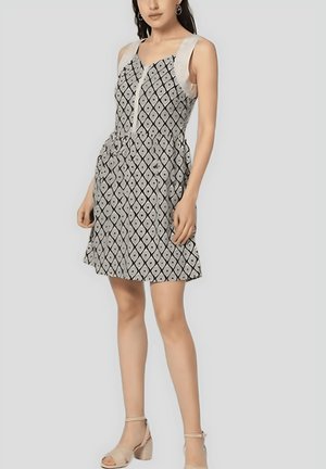 Vestido de estampado en blanco y negro con un corsé ajustado, tirantes anchos y cintura fruncida, que presenta un diseño de diamantes y una falda A-line relajada.