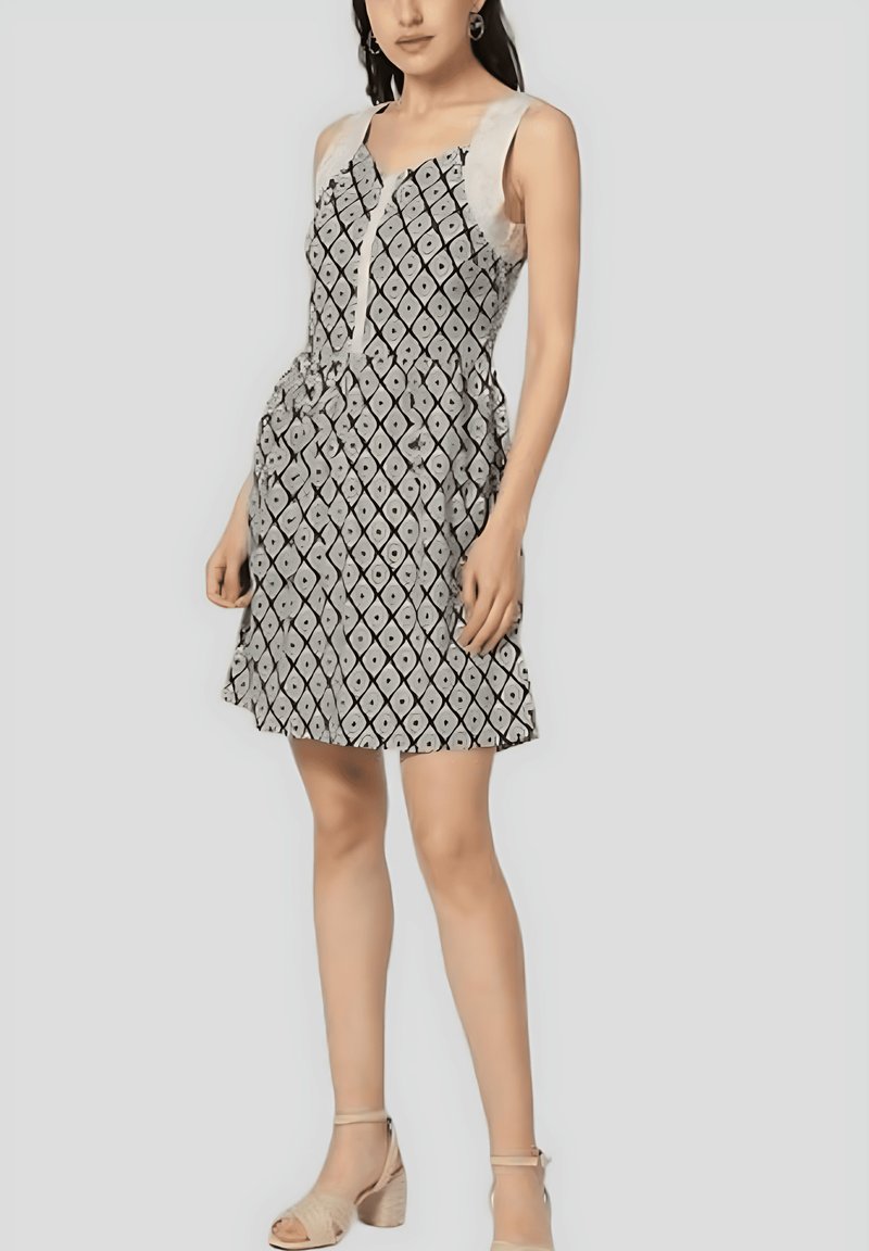 Vestido de estampado en blanco y negro con un corsé ajustado, tirantes anchos y cintura fruncida, que presenta un diseño de diamantes y una falda A-line relajada.