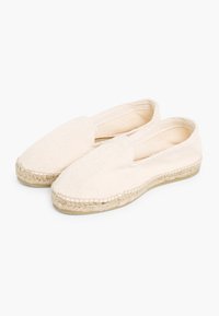 Beige espadrilles met een gestructureerde canvas bovenkant, elastische openingen en jute-wikkelde zolen. Eenvoudig instapontwerp met een ronde neus.