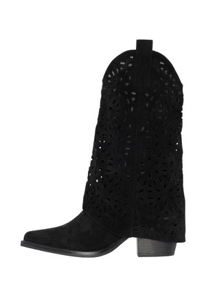 Sort ruskind midt på læggen cowboystøvle med geometrisk udskåret mønster og stablet træhæl, skråt tåparti og trækstrop øverst.