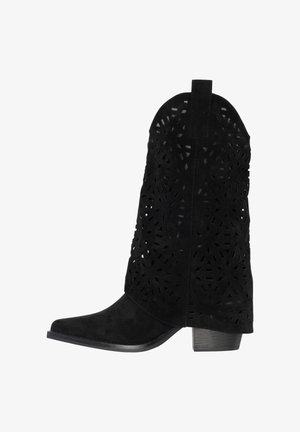 Bota vaquera de ante negro a media pantorrilla con patrón geométrico de recortes, tacón apilado de madera, punta angular y tira para tirar en la parte superior.