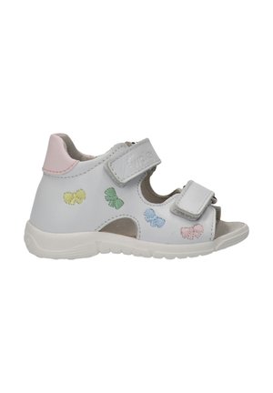 Sandalo bianco per bambini con tacco rosa, due cinturini regolabili e decorazioni ricamate di farfalle gialle, verdi, blu e rosa.