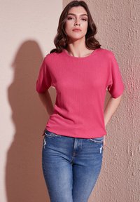 LELA REGULAR FIT - Lihtne T-särk - fuchsia