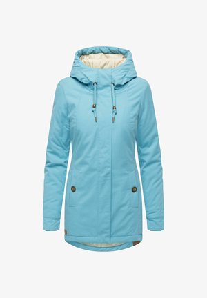 Lysblå vandtæt jakke med hætte, snoretræk, to frontlommer og knapdetaljer. Glat stof med en blød inderforing.