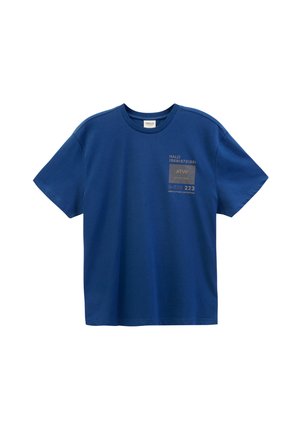 Blauwe katoenen t-shirt met korte mouwen en ronde hals, voorzien van een rechthoekige grafische print met tekst en cijfers aan de voorkant, links.