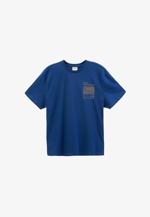 T-shirt en coton bleu à manches courtes, col rond, avec un imprimé graphique rectangulaire avec du texte et des chiffres sur le côté gauche devant.