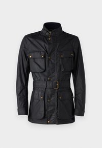 Musta vedenpitävä takki, jossa on napitusyksityiskohdat, kaksi etutaskua, vyötäröllä vyö ja korkea kaulus. Sileä pinta, kestävä muotoilu.