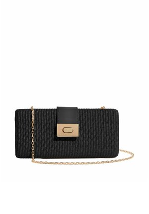 Fekete szövött téglalap alakú clutch arany téglalap alakú kapoccsal és arany lánc pánttal fehér háttéren.