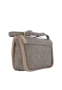 Borsa in ecopelle grigia con bordature in shearling testurizzato, forma rettangolare e tracolla regolabile. Caratterizzata da una chiusura magnetica.