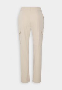 Pantalons cargo beiges avec une coupe droite, dotés de deux poches latérales et d'un tissu lisse et texturé. Style classique et fonctionnel.