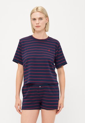 T-shirt in cotone blu navy a maniche corte con strisce orizzontali rosse, caratterizzato da un logo, abbinato a pantaloni corti coordinati.
