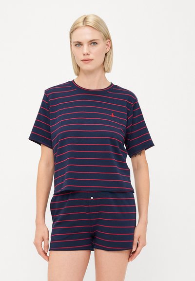 T-shirt en coton bleu marine à manches courtes avec des rayures horizontales rouges, arborant un logo, assorti à un short.