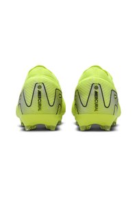 Felgekleurde gele voetbalschoenen met een getextureerde bovenkant, gebogen ontwerp en zwarte accenten, met een noppenzool voor grip.