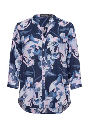 Blusa blu navy con motivi floreali rosa e blu, chiusura frontale con bottoni, maniche a 3/4 e orlo arrotondato. Tessuto leggero con una vestibilità rilassata.