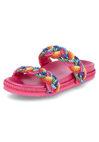 Sandalia plana rosa con tiras trenzadas de colores múltiples, suela plana y detalles texturizados en el borde. Adecuada para uso casual.