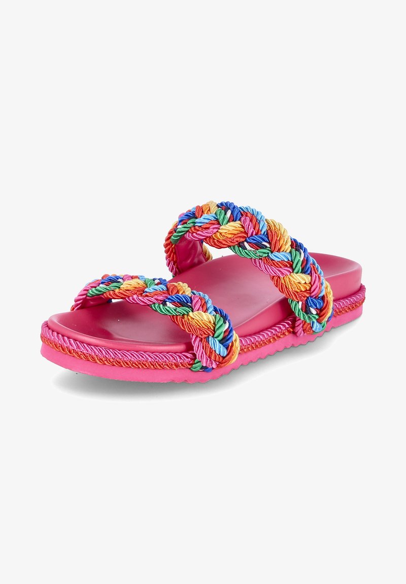 Sandalia plana rosa con tiras trenzadas de colores múltiples, suela plana y detalles texturizados en el borde. Adecuada para uso casual.