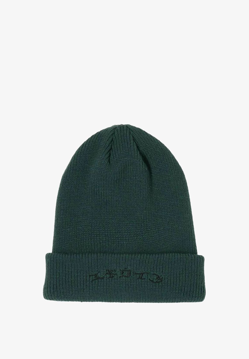 Berretto lavorato a maglia verde scuro con una finitura testurizzata, caratterizzato da un risvolto e dettagli ricamati neri sullo frontale.
