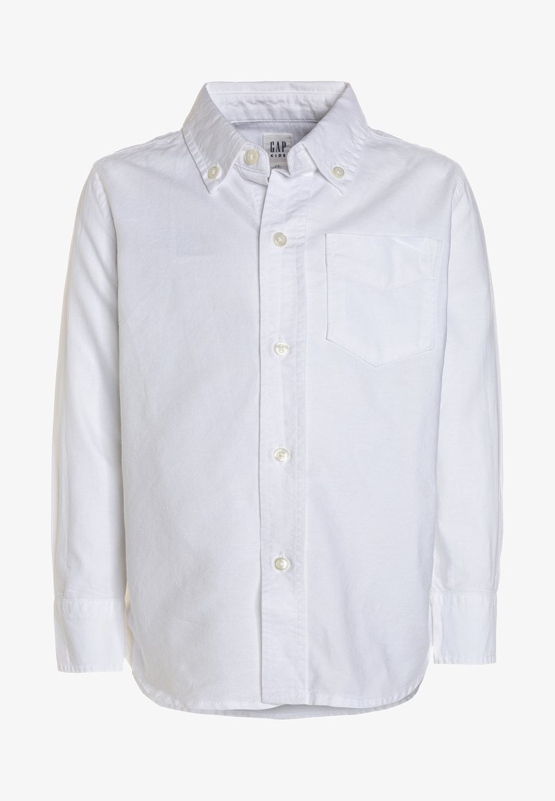 Chemise blanche à manches longues avec col, dotée d'une poche poitrine unique et de boutons semblables à des perles, confectionnée dans un tissu lisse.