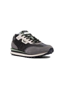 Szare i czarne zamszowe sneakersy z czarnymi i żółtymi sznurówkami, z wytłoczonym napisem "1973" z boku, zielono-biała podeszwa oraz logo Pepe Jeans na języku i boku.