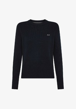 Maglione lungo a maniche nere in maglia con polsini e orlo a coste, caratterizzato da un piccolo logo ricamato bianco sul lato sinistro del petto.