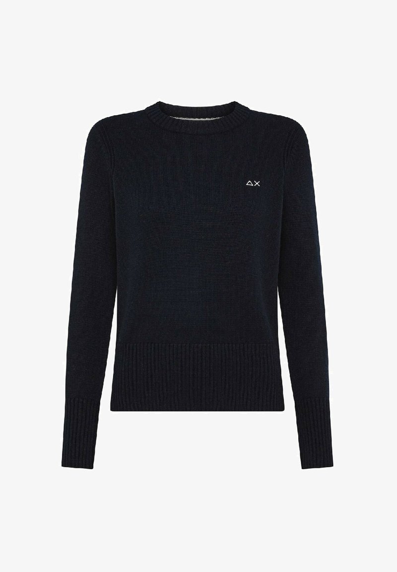 Maglione lungo a maniche nere in maglia con polsini e orlo a coste, caratterizzato da un piccolo logo ricamato bianco sul lato sinistro del petto.