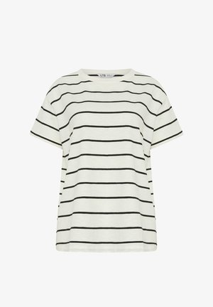 Maglietta bianca a maniche corte con sottili strisce orizzontali nere uniformemente spaziate e scollatura rotonda.