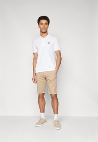 Lyle & Scott ANFIELD CHINO - Shorts - sand