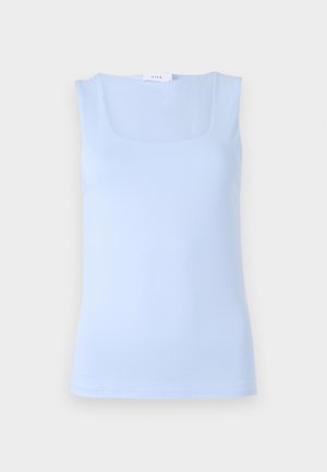 Top senza maniche di colore azzurro chiaro con scollo quadrato, realizzato in tessuto morbido, caratterizzato da un design aderente e una silhouette minimalista.
