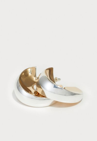 Uncommon Matters SCULPTED CREOLE - Σκουλαρίκια - silver-coloured/gold-coloured