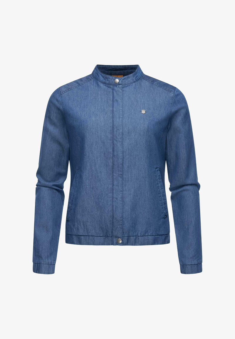 Jachetă din denim de culoare albastră, cu guler în picioare, închidere frontală cu capse, buzunare laterale și mâneci lungi. Textură netedă și design minimalist.