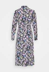 Robe florale à fond marine avec des fleurs violettes, bleues et vertes, à manches longues, col à boutons et ceinture à la taille.