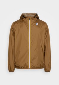 Brun letvægtsjakke med hætte, der har en frontlynlås med flerfarvede striber og elastiske manchetter. Indeholder et logo på brystet.