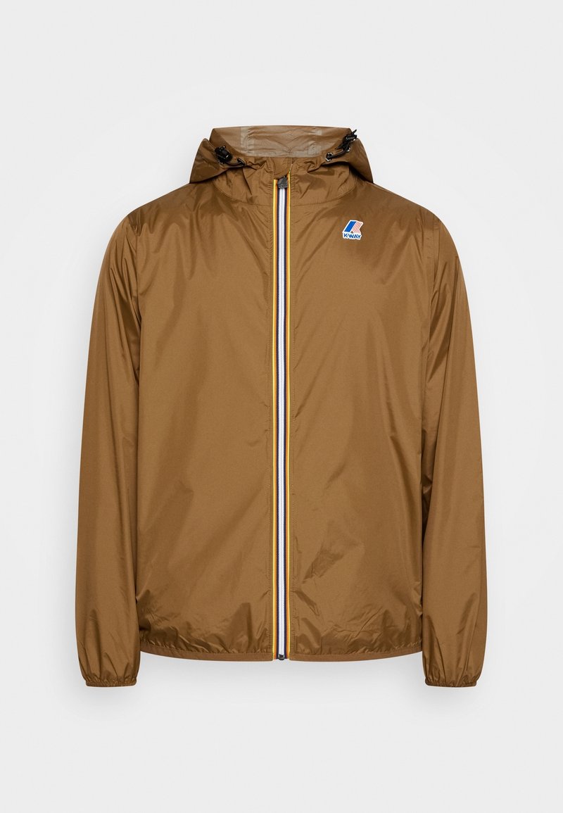 Brun letvægtsjakke med hætte, der har en frontlynlås med flerfarvede striber og elastiske manchetter. Indeholder et logo på brystet.