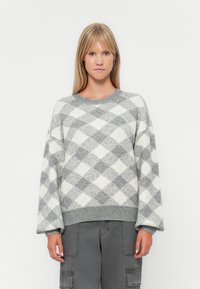 Grau-weißer kariert Pullover mit Rundhalsausschnitt, oversized Ärmeln und geripptem Saum, aus weichem Strickmaterial gefertigt.