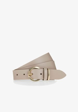 Ceinture en cuir beige avec une boucle ronde dorée brillante et un passant doré assorti, présentée enroulée sur un fond blanc.