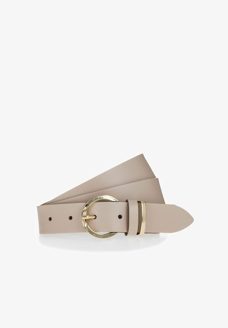 Ceinture en cuir beige avec une boucle ronde dorée brillante et un passant doré assorti, présentée enroulée sur un fond blanc.