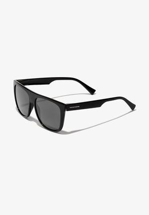 Gafas de sol negras con montura rectangular, lentes grises y acentos laterales prominentes. Fabricadas en plástico suave con un acabado brillante.