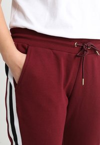 Urban Classics LADIES COLLEGE CONTRAST - Treniņtērpa apakšdaļas - port/white/black