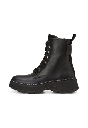 Bottine noire en cuir à lacets avec semelle épaisse et languette à l'arrière sur fond blanc.