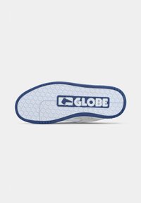 Semelle de chaussure blanche et bleue avec un motif texturé et le logo "GLOBE" en bleu centré sur la semelle.