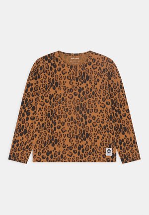 Langærmet brun skjorte med sort leopard print mønster og en lille panda logo patch nær den nederste kant på en hvid baggrund.