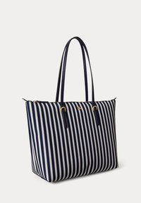 Τσάντα tote με κάθετες ρίγες σε ναυτικό μπλε και λευκό, διπλούς ιμάντες ώμου και χρυσούς μεταλλικούς διακοσμητικούς κρίκους.