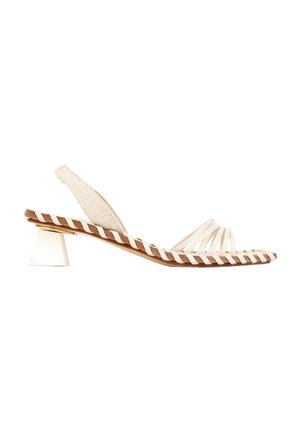 Beige slingback sandaal met meerdere dunne teenbandjes, bruine zool met witte gevlochten rand en korte witte blokhak.