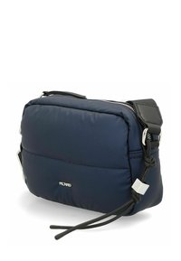Navyblaue gepolsterte Nylon-Crossbody-Tasche mit einem schwarzen Lederriemen, Reißverschluss und silbernen Beschlägen. Verfügt über ein minimalistisches Design und eine abgerundete Form.