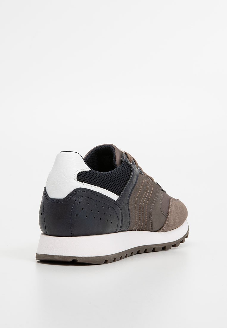 Chaussure de sport marron et marine avec des panneaux en suède et en maille. Comprend un accent sur le talon blanc, des détails perforés et une semelle en caoutchouc blanche.