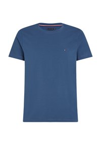 Camiseta de algodón azul con cuello redondo, mangas cortas y un pequeño logo en el pecho. Presenta costuras estándar y una textura suave.