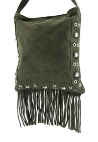 Grøn ruskind håndtaske med sølvøje-accenter og frynser i bunden. Den har en enkel, kvadratisk form og en skulderrem.